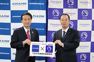 An opening ceremony was held at Tohoku University<br>(Left: Alps Alpine President & CEO Hideo Izumi; right: Tohoku University Executive Vice President Takuro Ueda)